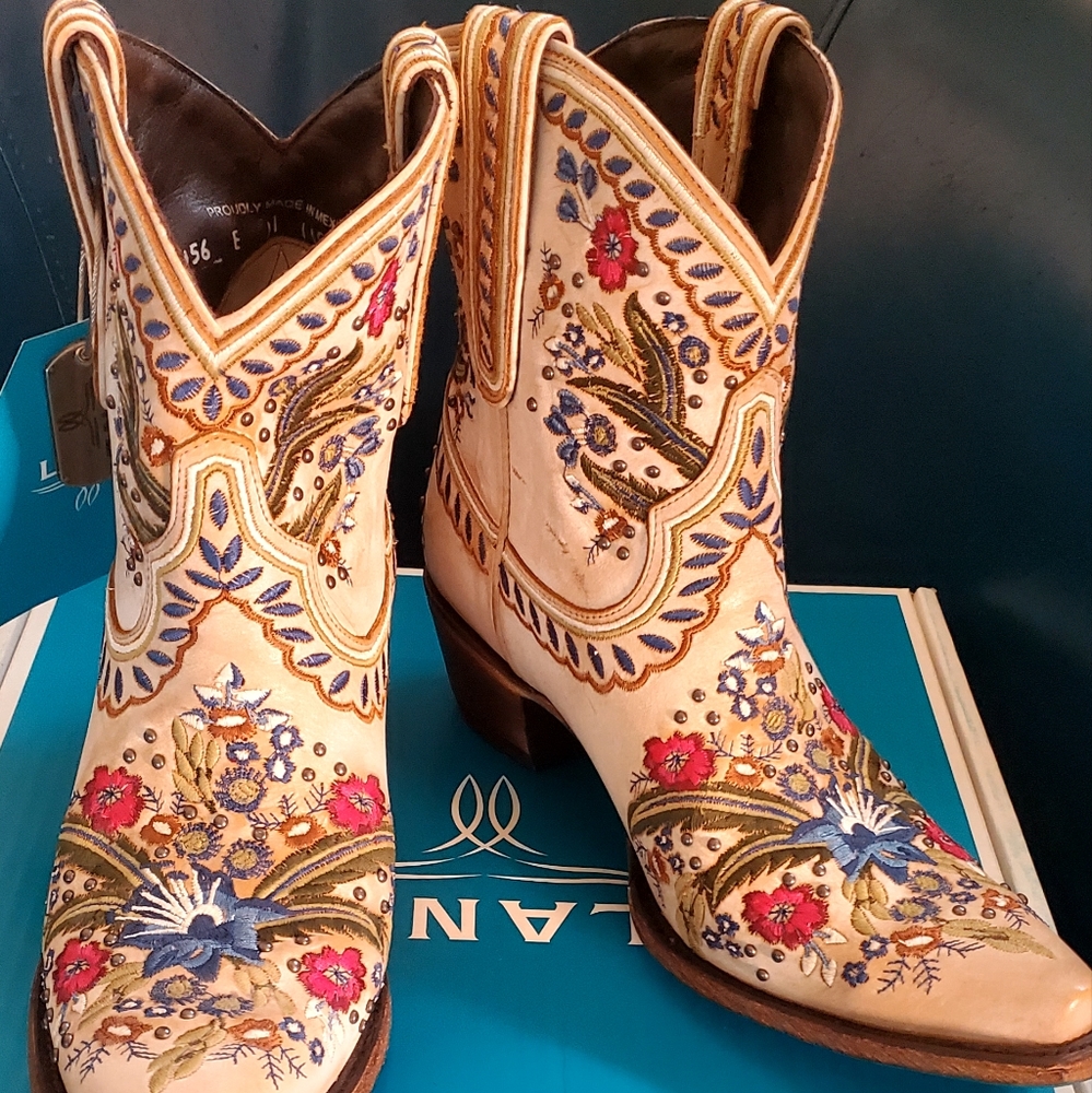NIB Lane Embroidered Boots
